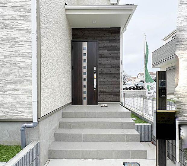 【玄関】家の顔となる玄関は、高いデザイン性が求められます。高級感と断熱性、防犯性に優れた玄関ドアを標準装備。ピッキング対策のセキュリティサムターン等、防犯に考慮しました。