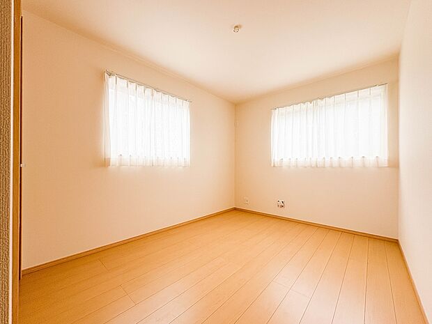 【子供部屋】お子様のお部屋にぴったりなクロークを備えたフローリング仕様の洋室です。