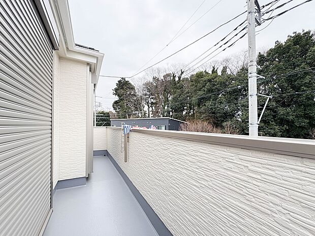 【バルコニー】 バルコニーから差し込む陽光・通風は、住環境・快適性と共に有り続ける貴重な「財産」です。