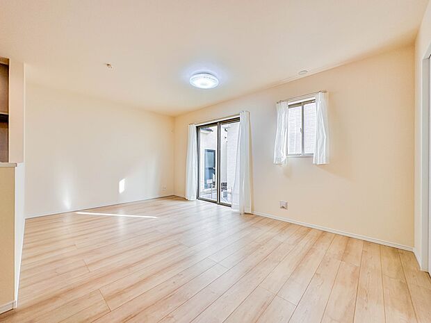 【リビング】整然とした空間演出、快適な理想の暮らしの実現は家のみの拘りではなく、そこで暮らす方々にとって素敵な環境であることも挙げられると思います。四季折々の変化が奏でる鼓動を楽しんで下さい…