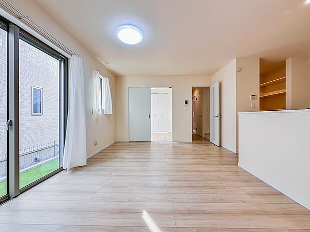 【リビング】インテリアショップで見掛けた「あの家具」も置ける、ゆったりとした空間。時に広さが上質な寛ぎの時間になる事も。