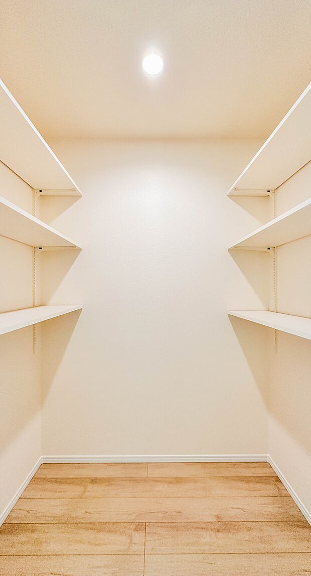 【WIC（ウォークインクローゼット）】たくさんの洋服をかけてもシワになりにくいウォークインクローゼット。洋服以外にも、普段使わない家電やスーツケース、ストック品など何でも片付く嬉しい空間です…