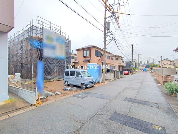 【前面道路-幅員6.0ｍ-】広い公道に面しているので駐車が楽ちんです。かつ、車通りがほとんどありません。