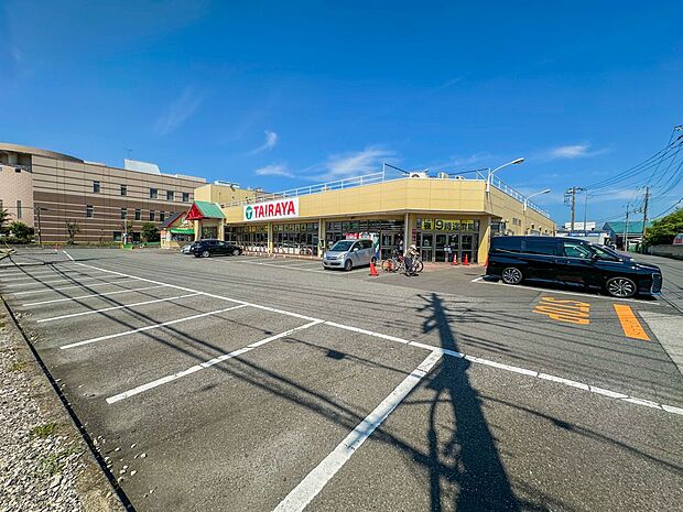 スーパー 220m TAIRAYA吉野町店(TAIRAYA(おいしいと健康で幸せになりたい。食料品がメインのスーパーマーケットチェーンです。1934年創業。以後、関東と福島県に店舗展開。毎日…