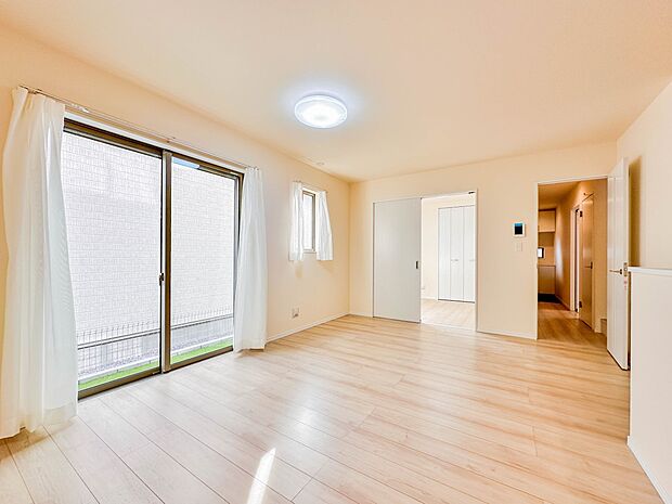 【リビングダイニング】シンプルなデザインの家は風情がある。住む人のこだわりを感じる。外観も内装もいたってシンプル。居心地がよく、家事や趣味、子育てなどにも集中できる。家も人間も熟成するほどシ…