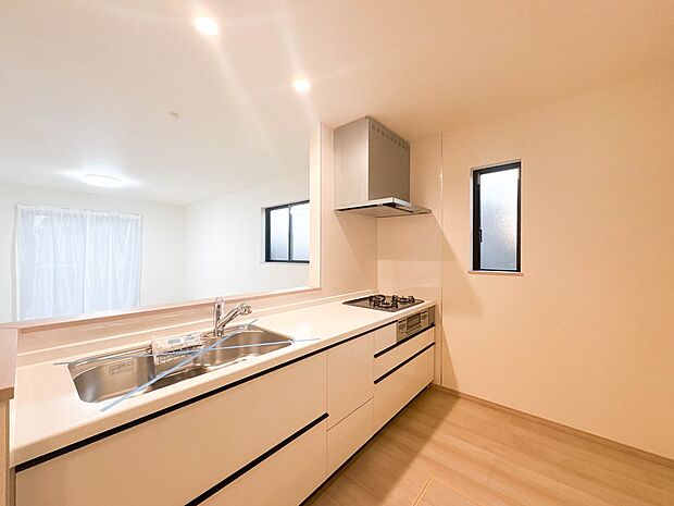 D号棟【LDK17.7帖】ナチュラルな自然光の中での調理。会話が弾む対面型キッチン。お洒落な食器類を余裕で収納できるスペース。動きやすい女性目線のキッチン動線。これからはお料理をつくる時間が…