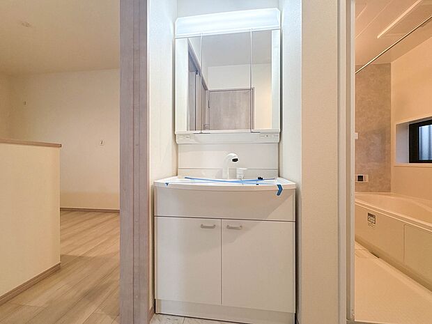 D号棟【洗面台】 十分な大きさの洗面台は、身だしなみチェックや歯磨きなど、朝の慌ただしい時間でもホテルライクなスペースで余裕とゆとりを感じて頂けます。