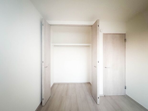 D号棟【WIC(ウォークインクローゼット)】 たくさんの洋服をかけてもシワになりにくいウォークインクローゼット。洋服以外にも、普段使わない家電やスーツケース、ストック品など何でも片付く嬉し…