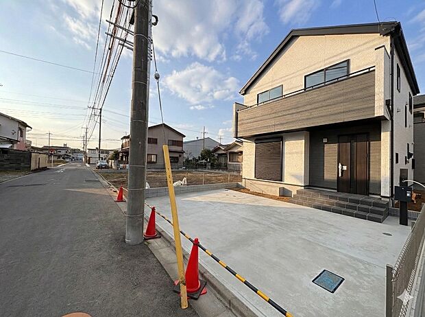 D号棟【前面道路含む外観】車の通行が少ないので、静かな住環境を維持することができます。