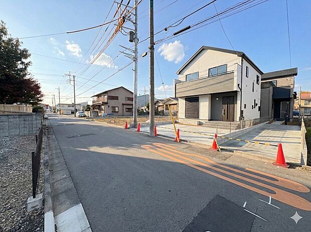 D号棟【前面道路含む外観】静かな通りに面した本物件は、落ち着いて暮らすことができます。 閑静な住宅街で比較的車の通りも少ないのでお子様も安心です。