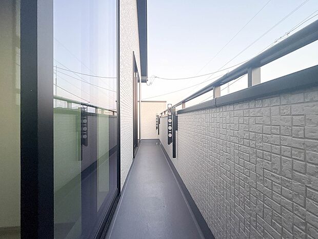 D号棟【バルコニー】 朝の澄んだ空気や、夕方に吹く清々しい風を五感で感じられるバルコニー。屋外にあって、住まいの中でも本当の自然を感じられるスペースです。