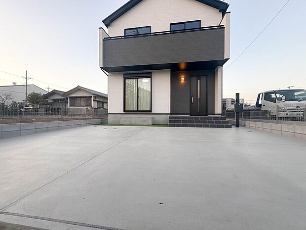 D号棟【駐車場】日々の暮らしにマイカーが必要。そんな方は物件の購入条件に駐車場は必須です。通勤に、家族のお迎えに、お買物に、おでかけに、クルマライフを楽しみたい方に。