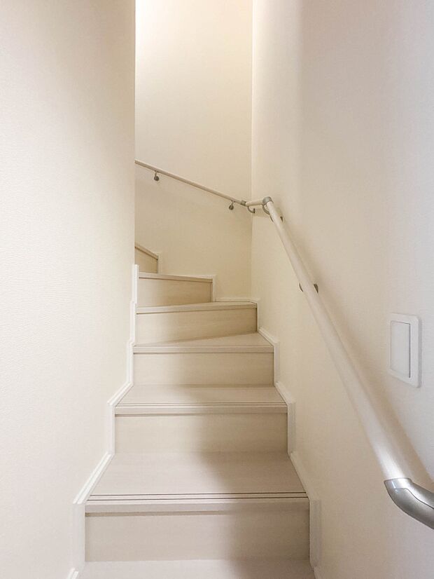 D号棟【手すり付階段】手すりがないと階段の昇り降りで危険なことはもちろん、壁に手をつきながら歩くことで壁紙が汚れやすくなります。すべての方に快適に昇り降りしていただくため、手すりを設置しまし…