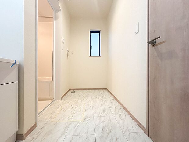 D号棟【ランドリースペース】毎日使う洗濯機。しっかりと奥行きのある置き場が確保されています。