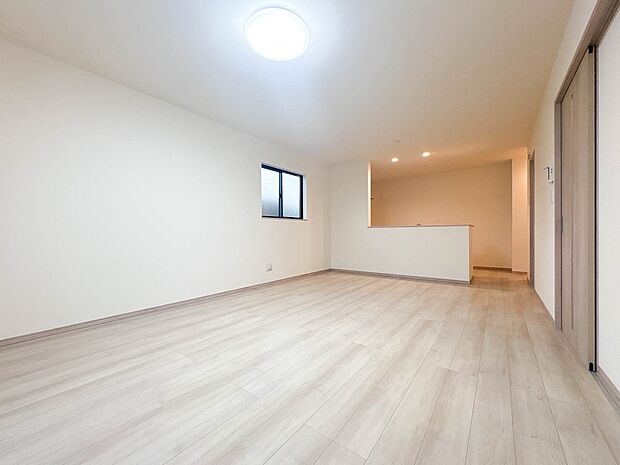 D号棟【LDK17.7帖】シンプルなデザインの家は風情がある。住む人のこだわりを感じる。外観も内装もいたってシンプル。居心地がよく、家事や趣味、子育てなどにも集中できる。