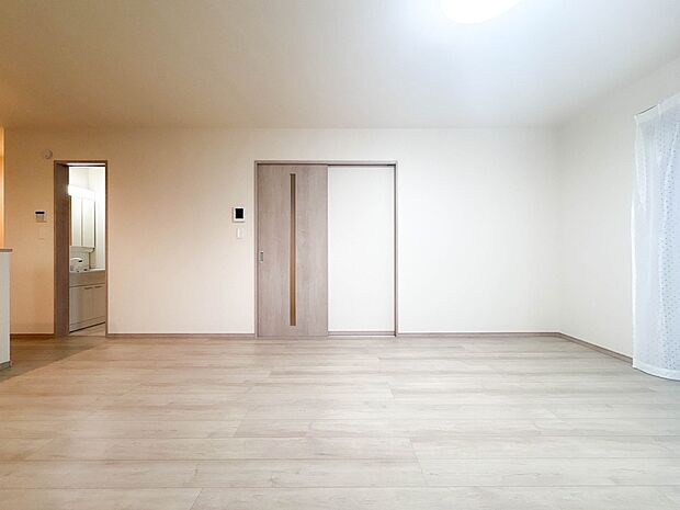 D号棟【LDK17.7帖】木の温もりがやさしいフローリング仕様。明るく広々としたダイニングはとても快適な空間です。