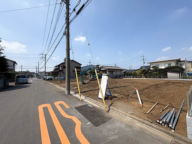 C号棟【前面道路含む外観】車の通行が少ないので、静かな住環境を維持することができます。