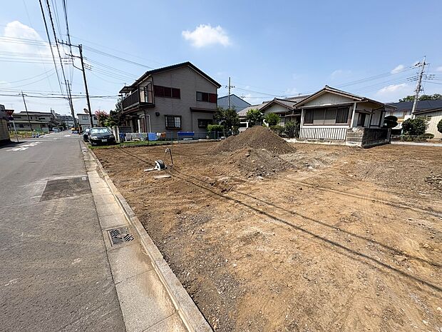 C号棟【前面道路含む外観】静かな通りに面した本物件は、落ち着いて暮らすことができます。  閑静な住宅街で比較的車の通りも少ないのでお子様も安心です。