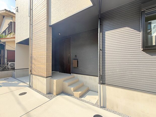 【玄関】家の顔となる玄関は、高いデザイン性が求められます。高級感と断熱性、防犯性に優れた玄関ドアを標準装備。ピッキング対策のセキュリティサムターン等、防犯に考慮しました。