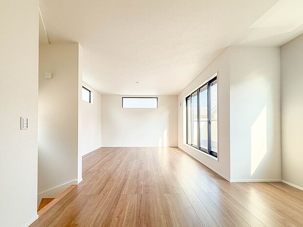 【LDK19帖】うららかな陽射しがどのお部屋にも降り注ぎますように、快適さを追求した間取設計。得難い立地環境での生活を恵みの豊かな永住の地へと変えてくれます。