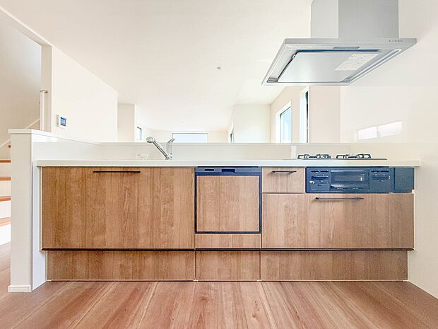 【キッチン】ナチュラルな自然光の中での調理。お洒落な食器類を余裕で収納できるスペース。動きやすい女性目線のキッチン動線。これからはお料理をつくる時間が劇的に変わります。