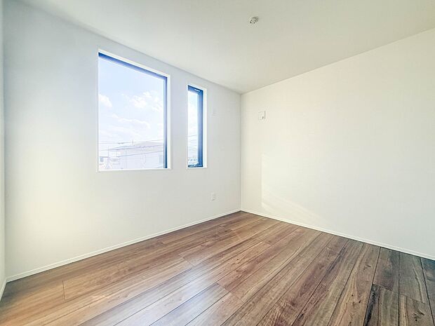 【寝室5.3帖】シンプルな内装はおしゃれのポイントです。シンプルは華美より飽きがこないからです。色や模様でおしゃれ感をだす。それがシンプルイズビューティーです。