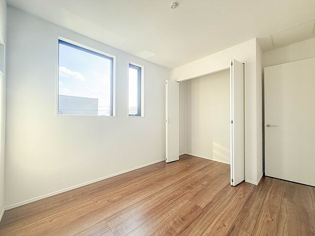 【子供部屋5.3帖】お子様のお部屋にぴったりなクロークを備えたフローリング仕様の洋室です。