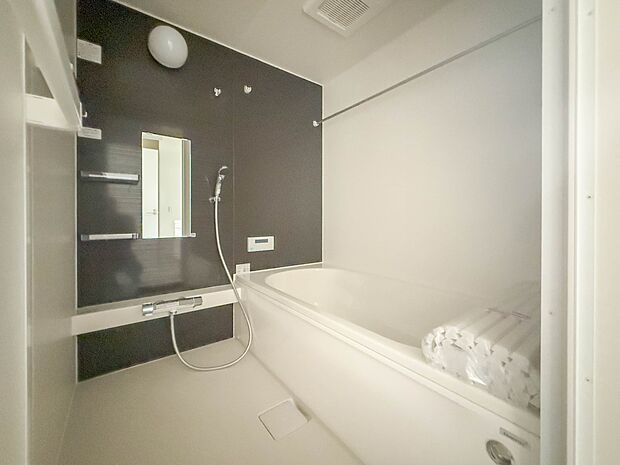 【浴室】 きっとあなたのバスタイムも単なる習慣から特別な時間に変わるはず。一日の汚れとともに疲れを洗い流し、眠りに就く前の大事なリラックスタイムを演出