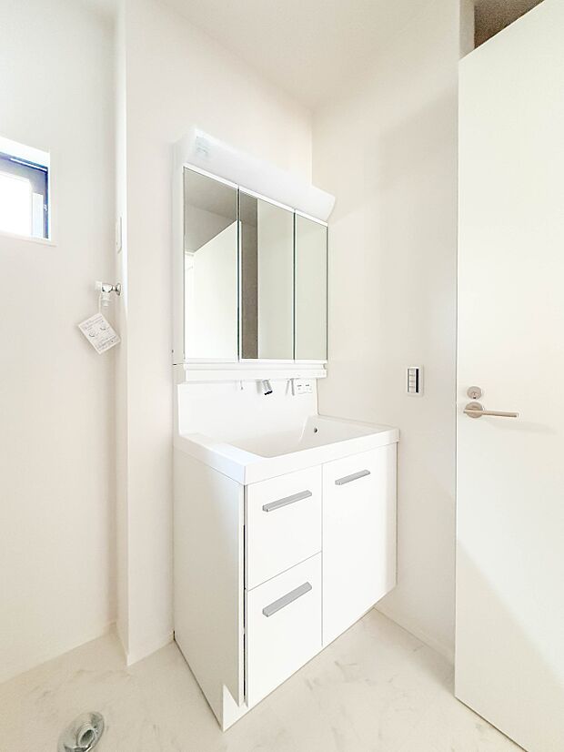 【洗面台】 十分な大きさの洗面台は、身だしなみチェックや歯磨きなど、朝の慌ただしい時間でもホテルライクなスペースで余裕とゆとりを感じて頂けます。