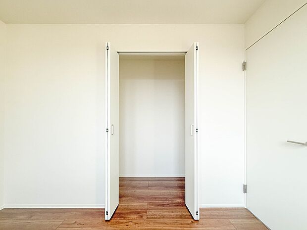 【収納】壁面クローゼットのメリットは、衣類が横一列に並ぶためひと目で洋服が選びやすいこと。衣類をたくさんお持ちの方も、限られたスペース内に無理なく収納することができます。