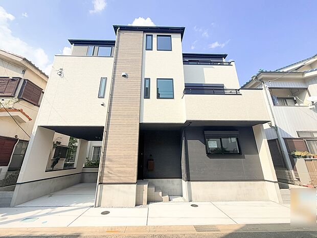 【外観】堂々たる趣ながら、主張し過ぎずどこか余裕を感じさせるシャープなフォルムで佇む邸宅は、晴天の空と照らし合わせる事で、本来あるべき完成形の姿を見せてくれます。