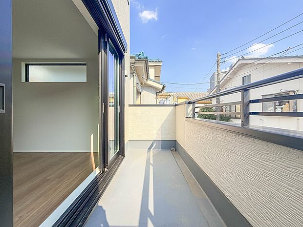 【バルコニー】 バルコニーから差し込む陽光・通風は、住環境・快適性と共に有り続ける貴重な「財産」です。