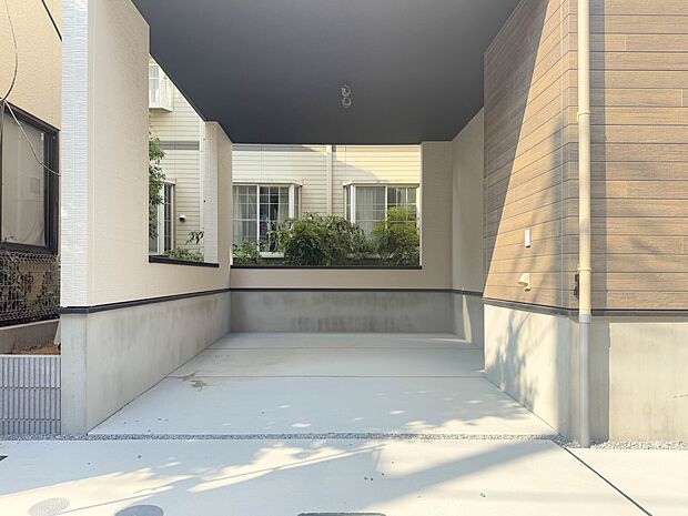 【駐車場】日々の暮らしにマイカーが必要。そんな方は物件の購入条件に駐車場は必須です。通勤に、家族のお迎えに、お買物に、おでかけに、クルマライフを楽しみたい方に。