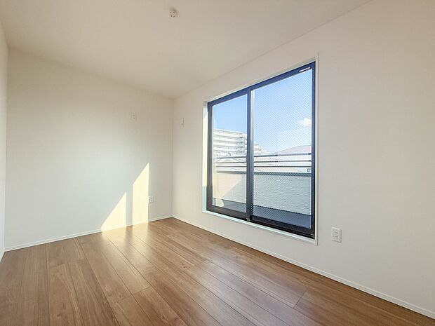 【洋室5帖】充実した生活は伸びやかな居室空間から始まります。快適に・伸びやかに。心の潤いを求める方々へ。