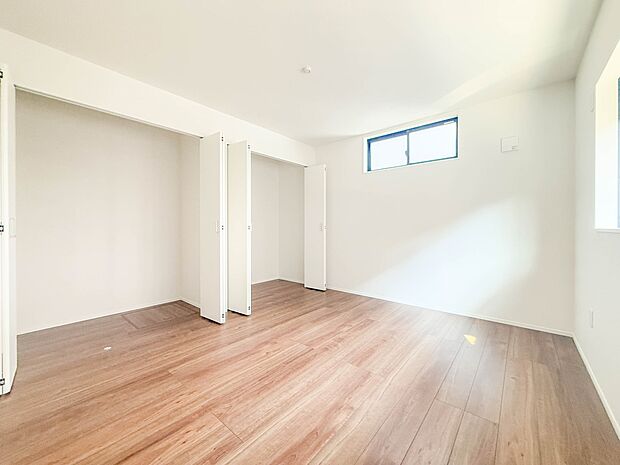 【洋室7帖】リビング併設の洋室も採光が確保されており、陽当りの良い空間です。