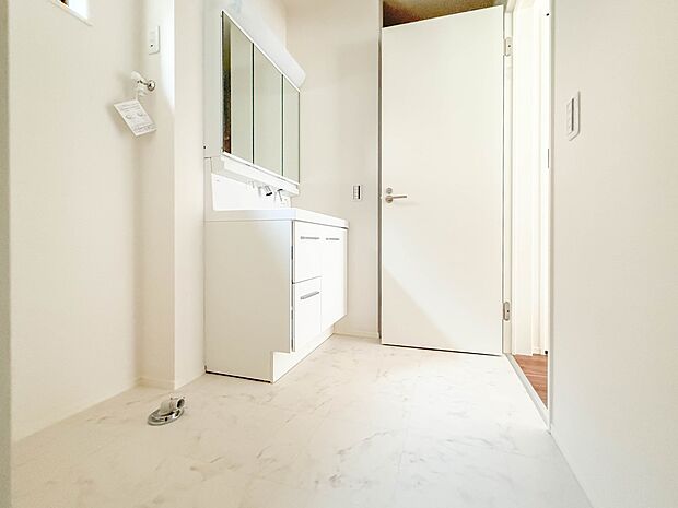 【脱衣所】洗面所は小さなプライベートスペース。歯磨き、洗顔と毎日施す個人空間。