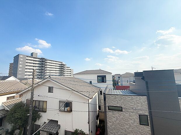 【眺望】朝の澄んだ空気や、夕方に吹く清々しい風を五感で感じられるバルコニー。