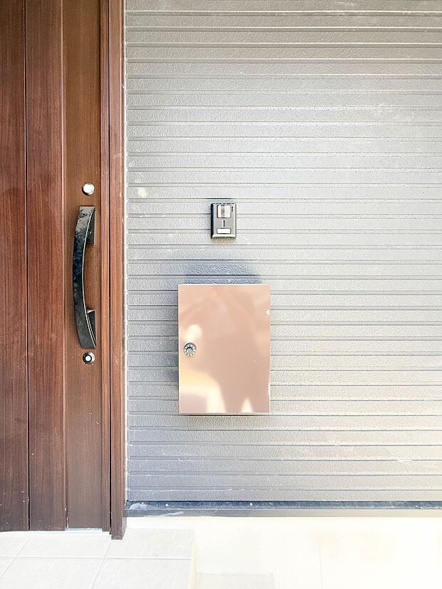 【郵便受け】郵便物には、ご家族の情報やクレジットカード・銀行口座情報など、個人情報が満載です。鍵付きのポストが、ご家族の個人情報をしっかりと守ります。