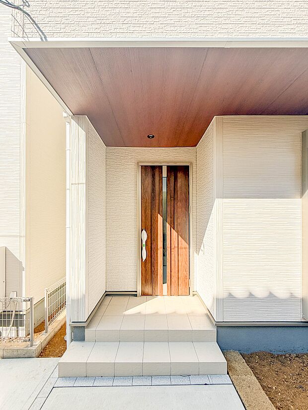 5号棟【玄関】家の顔となる玄関は、高いデザイン性が求められます。高級感と断熱性、防犯性に優れた玄関ドアを標準装備。ピッキング対策のセキュリティサムターン等、防犯に考慮しました。