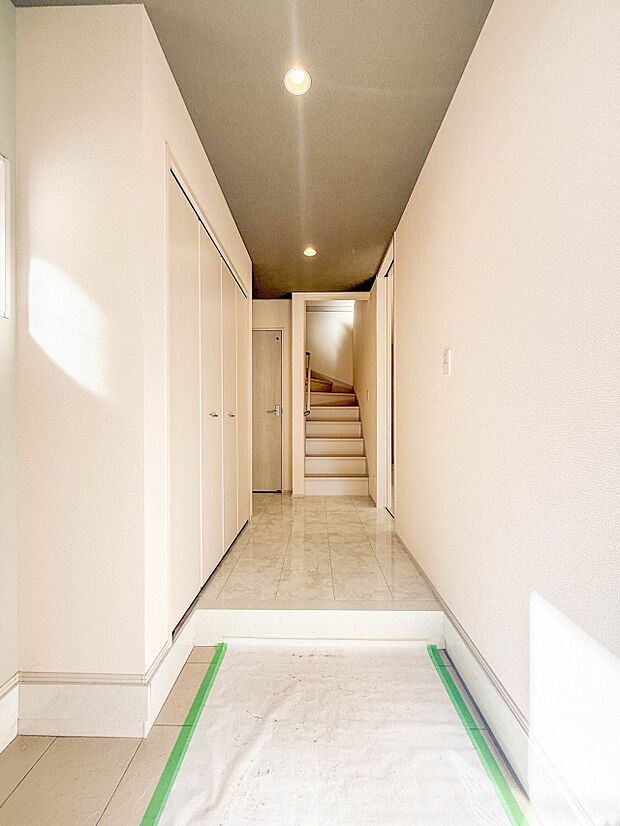 5号棟【玄関】玄関はおうちの顔と言われます。玄関アプローチは、外観デザインの印象を左右します。ご家族の個性を出しながら、素敵な玄関でお客様をお迎えしてください。