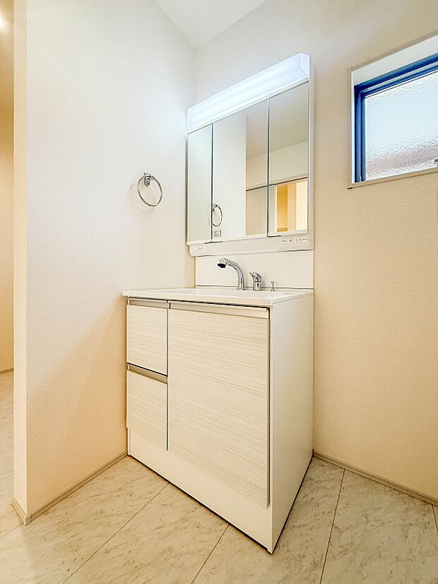 5号棟【洗面台】 十分な大きさの洗面台は、身だしなみチェックや歯磨きなど、朝の慌ただしい時間でもホテルライクなスペースで余裕とゆとりを感じて頂けます。