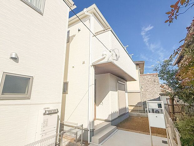 5号棟【外観】陽当りや通風性など各所に施された工夫で住みやすさを実現。部屋の大きさや周辺環境・街並など、資料には掲載していない情報が現地にはたくさんございます。是非ご確認下さい。