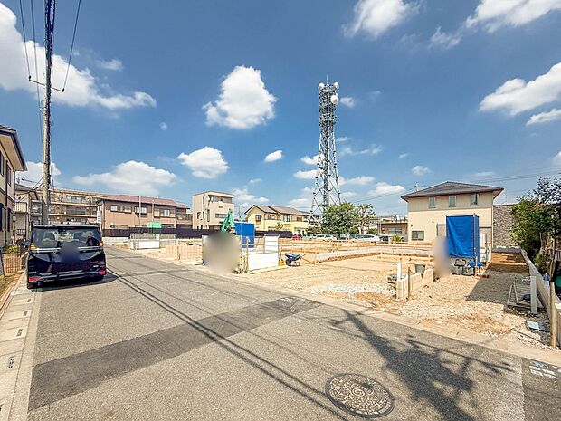 5号棟【前面道路幅員6m】家の前をまっすぐの通りが走っている。クルマは少なく、人々は毎朝、ウォーキング、ジョギング、犬の散歩など、フリーな朝時間を過ごしている。