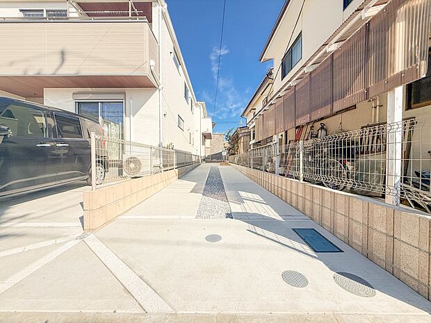 5号棟【駐車場】毎日の生活にマイカーが必須という方は、購入を検討する際、駐車場があることは大事な条件です。毎日の通勤や家族の送迎、買い物やお出かけなどクルマのある暮らしを満喫したい方は要チェ…