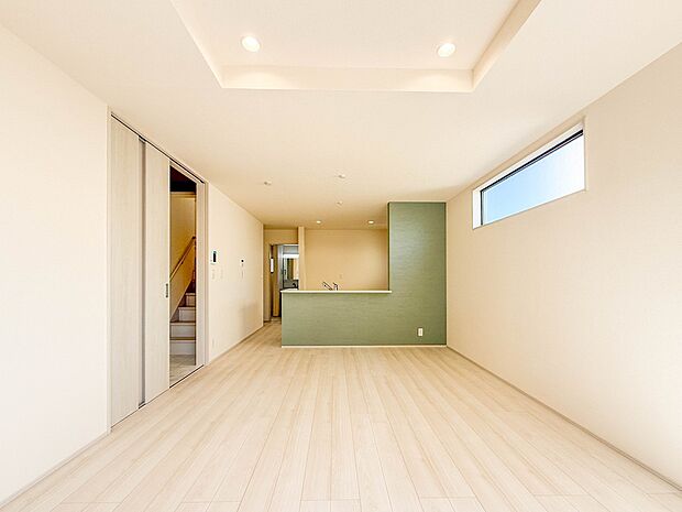 5号棟【LDK17帖】会話でホッとコミュニケーションできるリビング。料理でホッとハピネスになるキッチンなど。人をホッとさせる最新設備・仕様を採用しています。