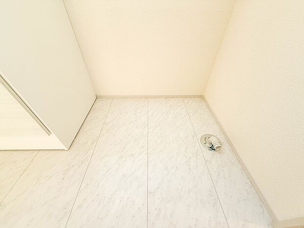 5号棟【ランドリースペース】毎日使う洗濯機。しっかりと奥行きのある置き場が確保されています。