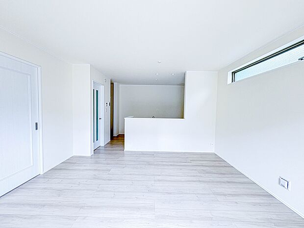 リビングルームの窓を開けると心地よい南風が入ってくる。キッズルームの窓を開けるとやさしい微風が入ってくる。家の中に風の道がある。風を生活の中で体験できる家。