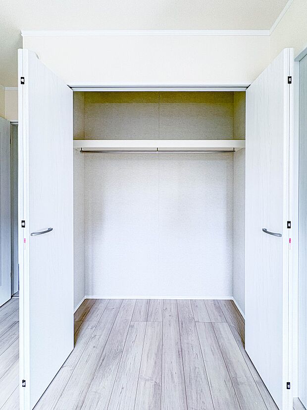 【WIC】WICのメリットの1つ目は、1箇所にまとめて収納が出来ること。2つ目は、衣替えが必要ないこと。3つ目は、扉が少なくなり室内がスッキリ見えること。