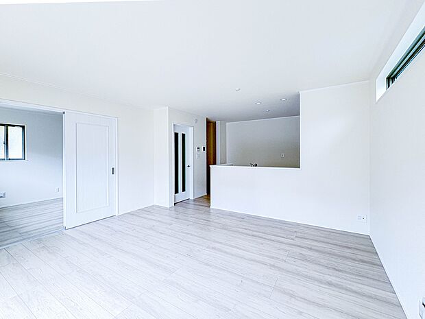 【リビングダイニング】リビングにいるお子様と会話をしながら家事ができるカウンターキッチン。いま手があいているか、忙しそうなのか相手の様子を伺いながらコミュニケーションをとる訓練にもなります。…