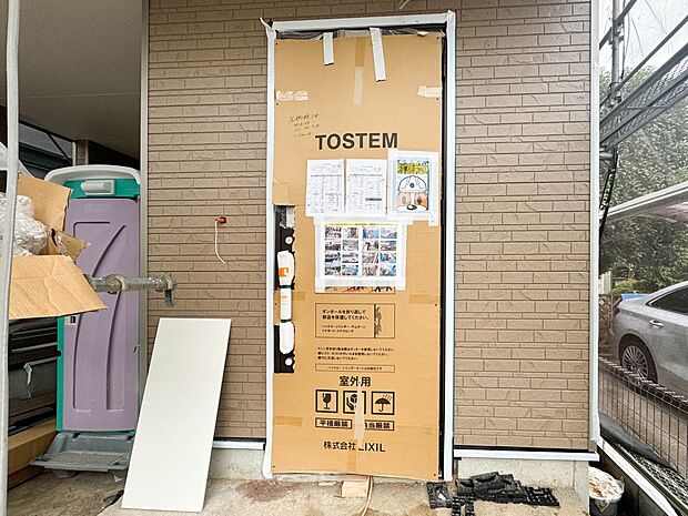 【玄関】家の顔となる玄関は、高いデザイン性が求められます。高級感と断熱性、防犯性に優れた玄関ドアを標準装備。ピッキング対策のセキュリティサムターン等、防犯に考慮しました。